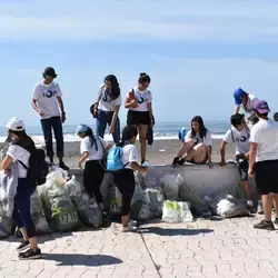 Grupo ecológico de PrepaTec Colima limpia playas de Tecomán