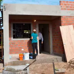 familia construyendo casa bajos recursos