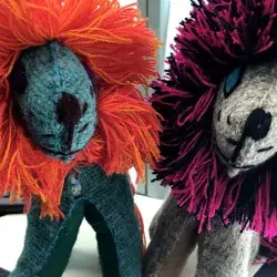 Peluches creados por comunidades indígenas.