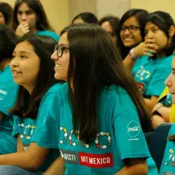 participantes de patrones hermosos sentadas y sonriendo 
