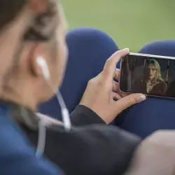 pareja viendo película en un celular