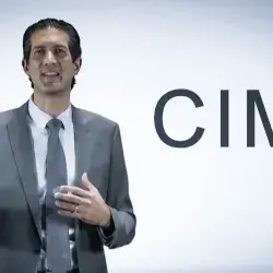 Bruno Zepeda, líder de Tecmilenio, explicando el plan de la institución