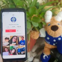 Teléfono móvil con cuenta TikTok del Tecnológico de Monterrey y Teus de fondo