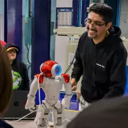 Profesor Rolando Cruz presentando robot NAO frente a estudiantes antes de la pandemia
