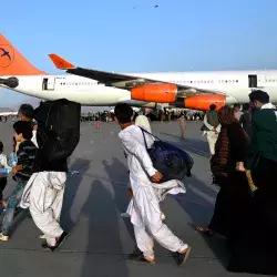 Una familia afgana intenta huir del país ante el regreso de los talbanes al poder