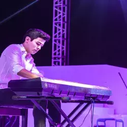 Manuel-Báez-tocando-el-teclado-en-un-festival