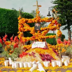 Altares tradicionales del día de muertos en Michoacán