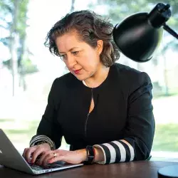 La doctora investigadora Atziri Moreno trabajando