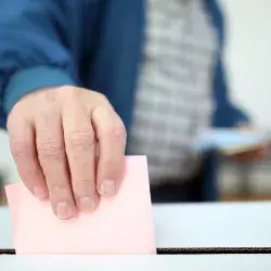 Ciudadano deja su voto en una casilla. Consulta las opciones en la consulta de revocación de mandato