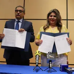 Directores del Tec y SEISA con los documentos firmados
