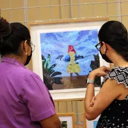 Alumnos del Tec Guadalajara realizan subasta benéfica de pinturas hechas por niñas de casa hogar.