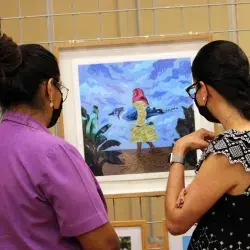 Alumnos del Tec Guadalajara realizan subasta benéfica de pinturas hechas por niñas de casa hogar.
