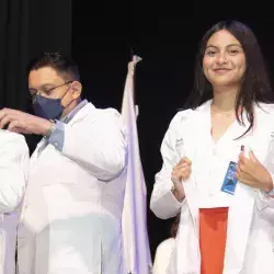 Alumnos de nuevo ingreso de la Escuela de Medicina del Tec de Monterrey, porta por primera vez el saco blanco.