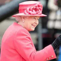La reina Isabel saluda y sonríe en el Palacio de Buckinham