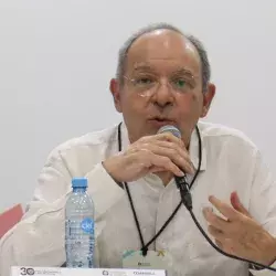 Rinden homenaje al escritor Héctor Aguilar Camín durante la FIL
