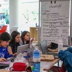Equipo Starlight trabajando en su propuesta. Tres chicas utilizando computadoras.