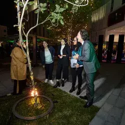 Donantes se reúnen alrededor de su árbol en la ceremonia de agradecimiento