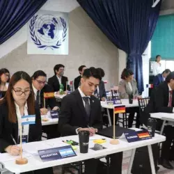 Estudiantes participando de una sesión del modelo de las Naciones Unidas