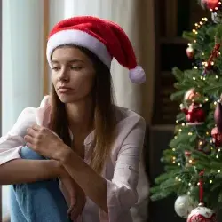 Persona triste y con depresión en Navidad 