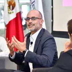 Miguel Treviño, alcalde del municipio San Pedro Garza García charlando con alumnos de campus Monterrey en Foro Actúa