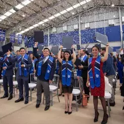 Egresados del campus Hidalgo levantando si título profesional