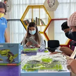 Niñas construyendo robót guiadas por presidenta del grupo estudiantil