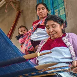 Familia de tejedoras de Chiapas en el proceso de telar de cintura maya