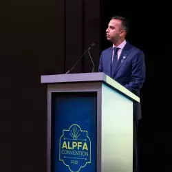 Eduardo Medina brindando una charla durante una convención de la organización ALPFA .