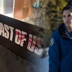 Mujer vestida de policía volteando hacia el lado izquierdo justo donde se encuentra un letrero de que dice "The Last of Us"