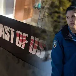Mujer vestida de policía volteando hacia el lado izquierdo justo donde se encuentra un letrero de que dice "The Last of Us"