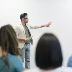 Profesor-presentando-metodo