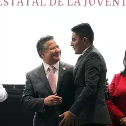 Yovanni Guerrero recibe Premio Estatal de la Juventud