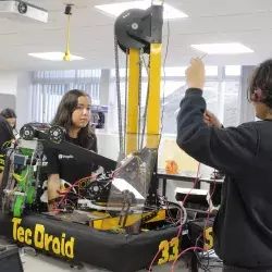 Estudiantes de Preparatoria del Tec de Monterrey campus Querétaro trabajando en su robot TecDroid