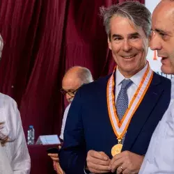 Guillermo Torre, rector de TecSalud, recibió la medalla Anáhuac en Medicina 2022.
