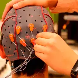 Mueven robot con señales cerebrales como parte de investigación que explora la interfase cerebro computadora een el tec guadalajara.
