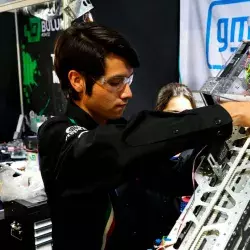 Cristopher Hernández revisa el brazo de su robot en el Regional Monterrey de FIRST Robotics Competition.