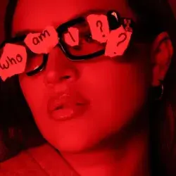 Mujer mirando con lentes en iluminación roja.