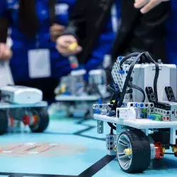 Foto de robots WER en China en torneo con jovenes de PrepaTec. Los robots son estúpidos; las personas inteligentes