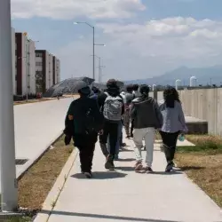 Estudiantes involucrados en el proyecto caminaron por Ciudad Modelo para trabajar en sus proyectos.