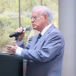 Enrique Argüelles dando su discurso en su homenaje en Tec Zacatecas