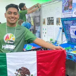 estudiante sostiene bandera de México en competencia internacional en Brasil