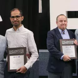 Profesores Christopher González y Francisco Valderrey recibiendo el premio en el Tec campus León