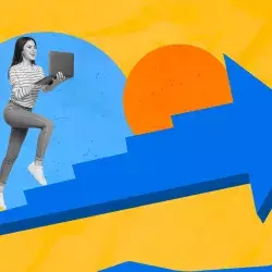 Collage de mujer joven con computadora en mano, subiendo escaleras que están ilustradas