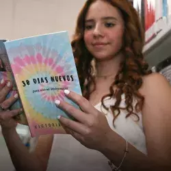 Victoria Guerra con su libro 30 Días Nuevos