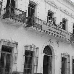 En su portón se elevaba en arco de medio círculo un letrero de lámina anunciaba: Instituto Tecnológico y de Estudios Superiores de Monterrey