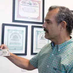 Profesor Tec comparte con billetes colección historia de México
