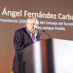 Ángel Fernández Carbajal, consejero honorario del Tec campus Puebla, recibiendo la moneda conmemorativa Eugenio Garza Sada