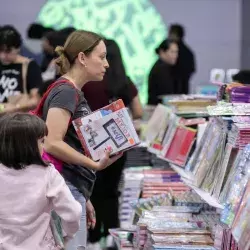 Madre e hija en stand de la Feria Internacional del Libro Monterrey 2023