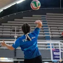 Estudiante atleta de voleibol de campus Laguna en los Intercampus