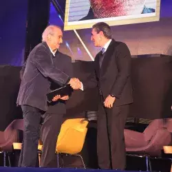 El profesor Eduardo Pérez fue reconocido en la Ceremonia de Lealtad del campus Monterrey por 45 años de trayectoria.
